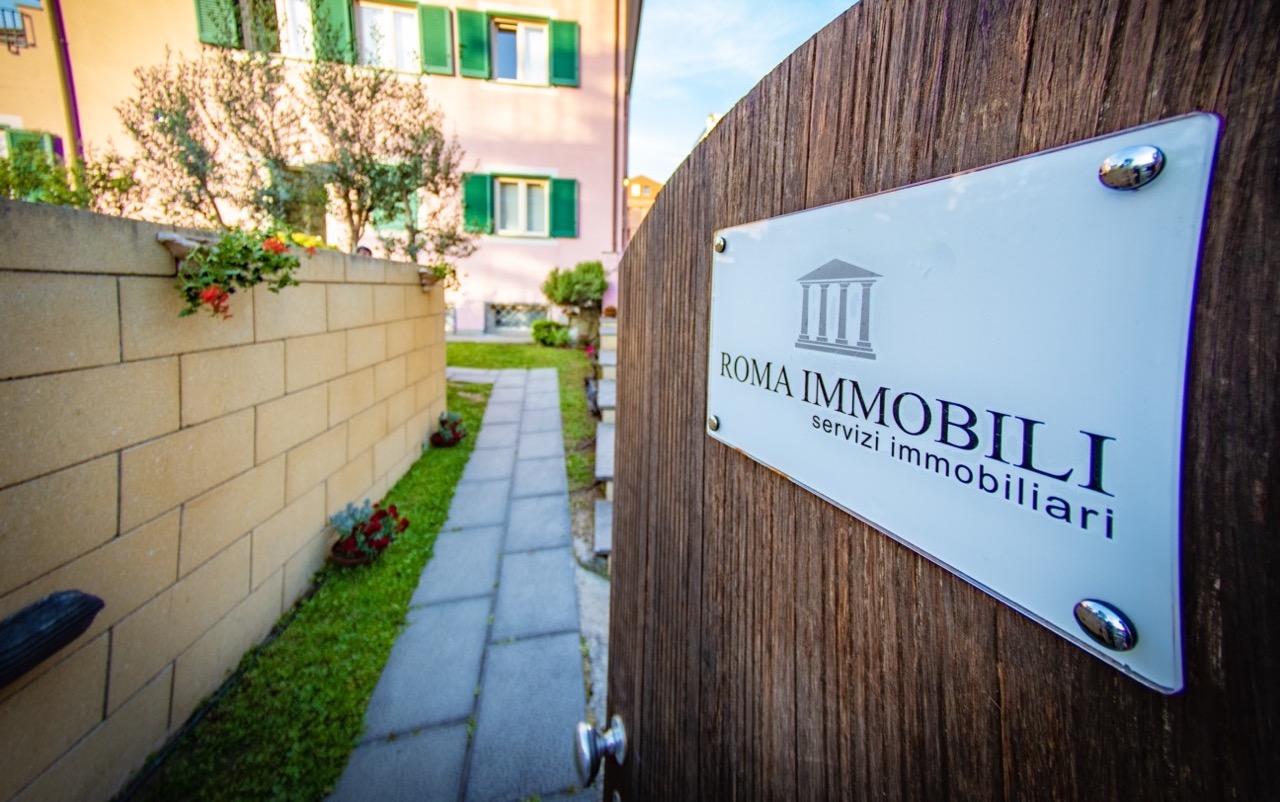 L'ingresso della sede Roma Immobili
